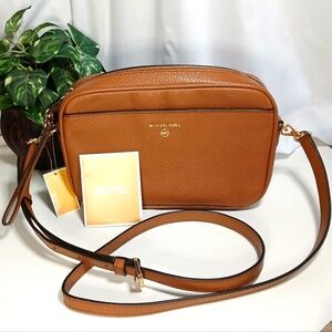 MICHAEL KORS Jet Set Charm Camera Xbody NWT Camel Leather Crossbody Shoulder Bag